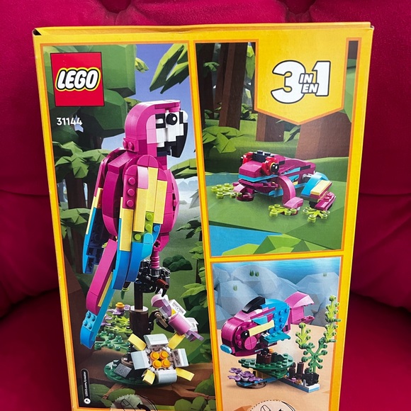 LEGO Creator 3-in-1 Vibrant Pink Parrot Set - Picture 2 of 4